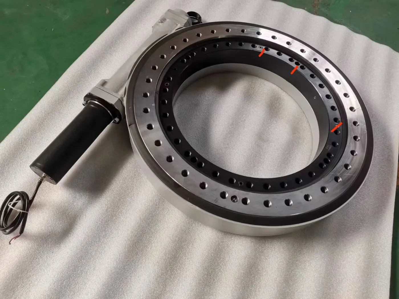 SC32 32-Inch Slewing Drive | Heavy-Duty Worm Gear Rotary Drive for Solar & Machinery